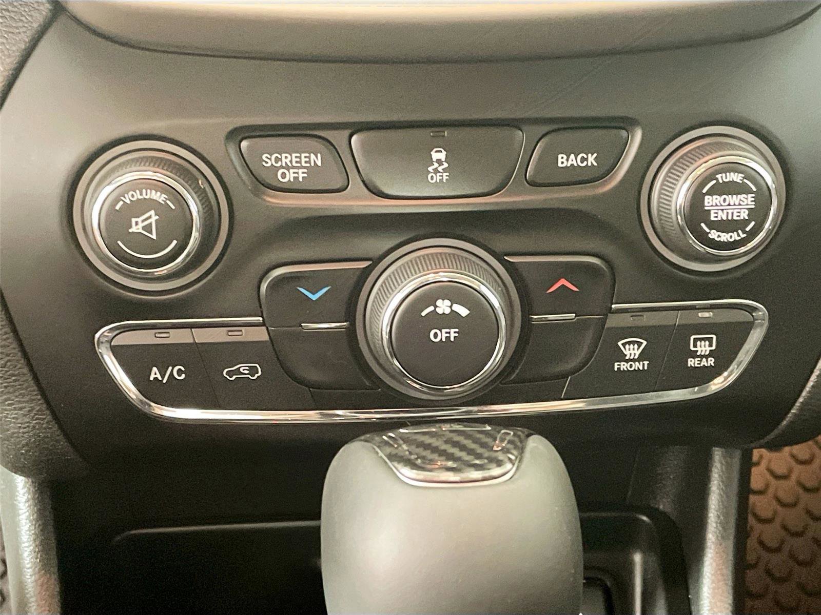 Used 2014 Jeep Cherokee Latitude w/ Cold Weather Group FWD image 9