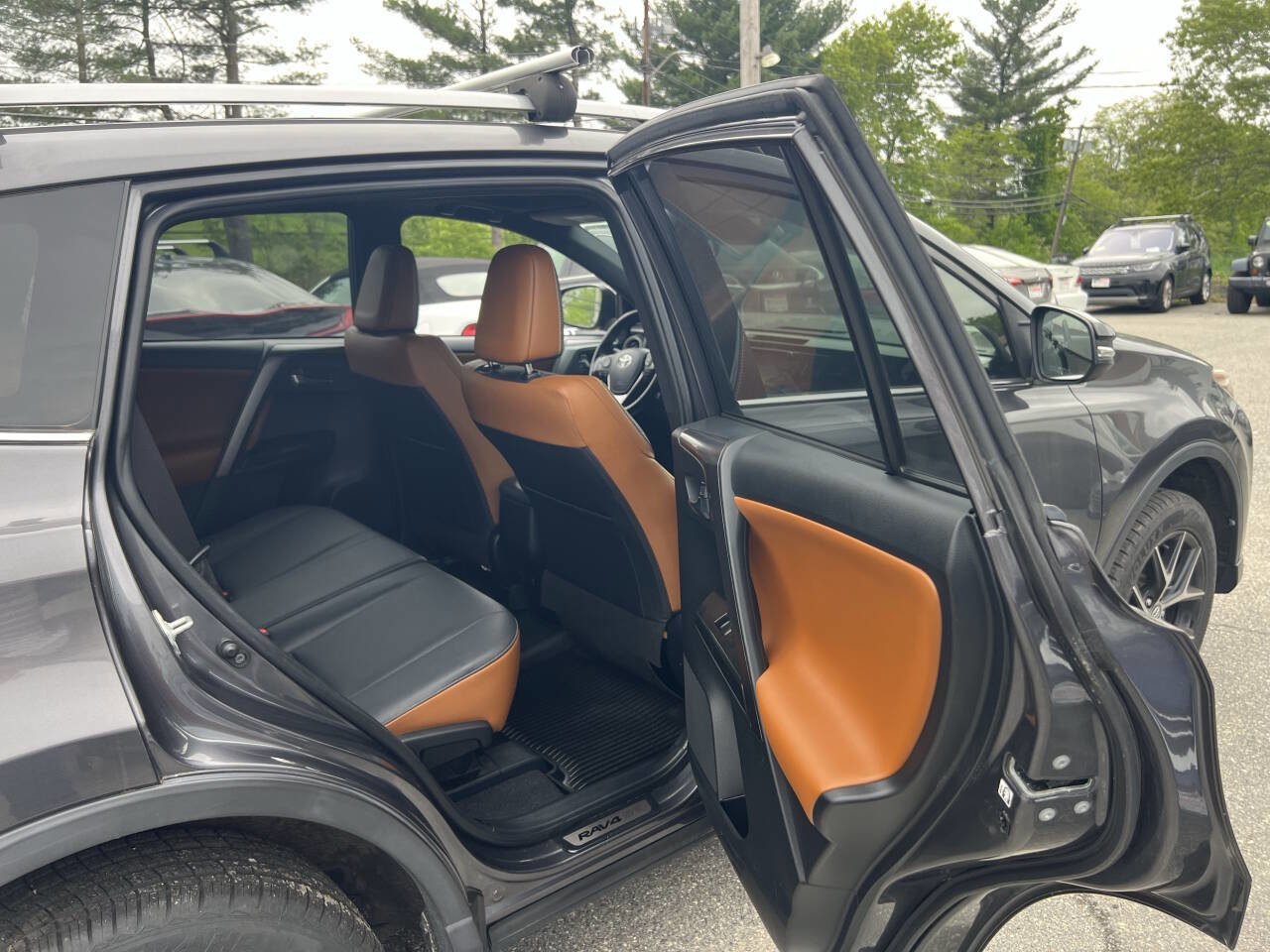 Used 2017 Toyota RAV4 SE image 18