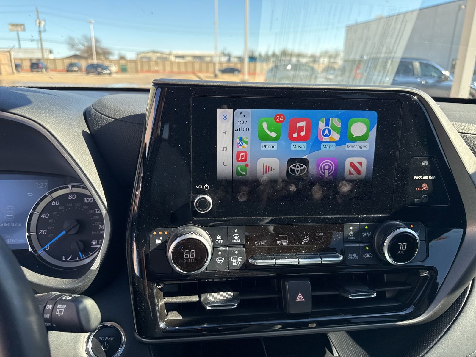 Used 2023 Toyota Highlander XLE image 10