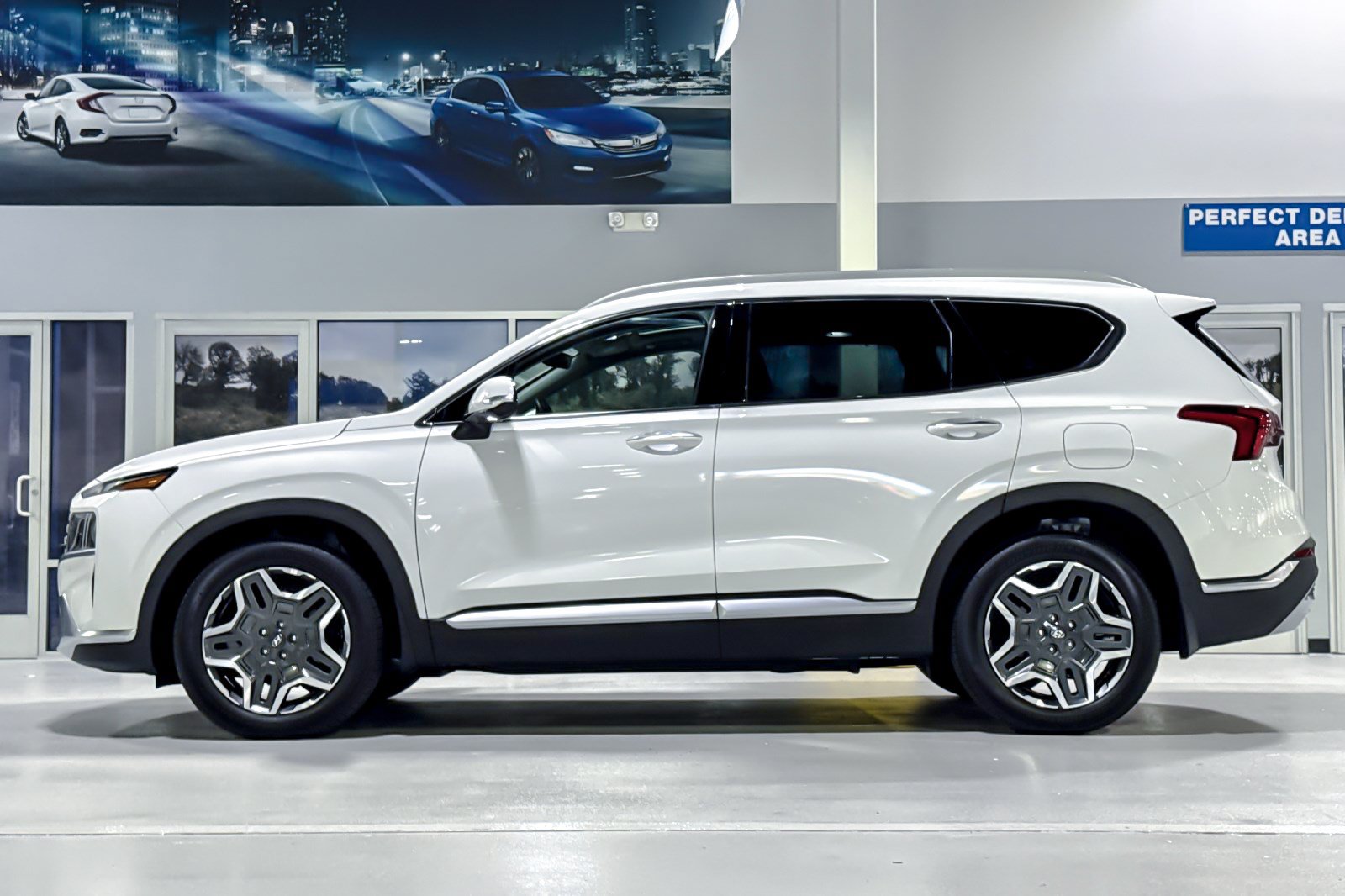 Used 2023 Hyundai Santa Fe Limited FWD image 2