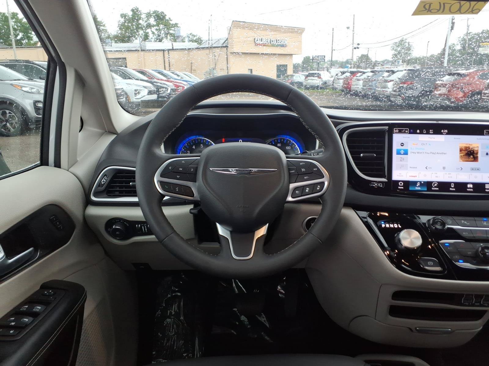 Used 2024 Chrysler Pacifica Touring-L FWD image 14