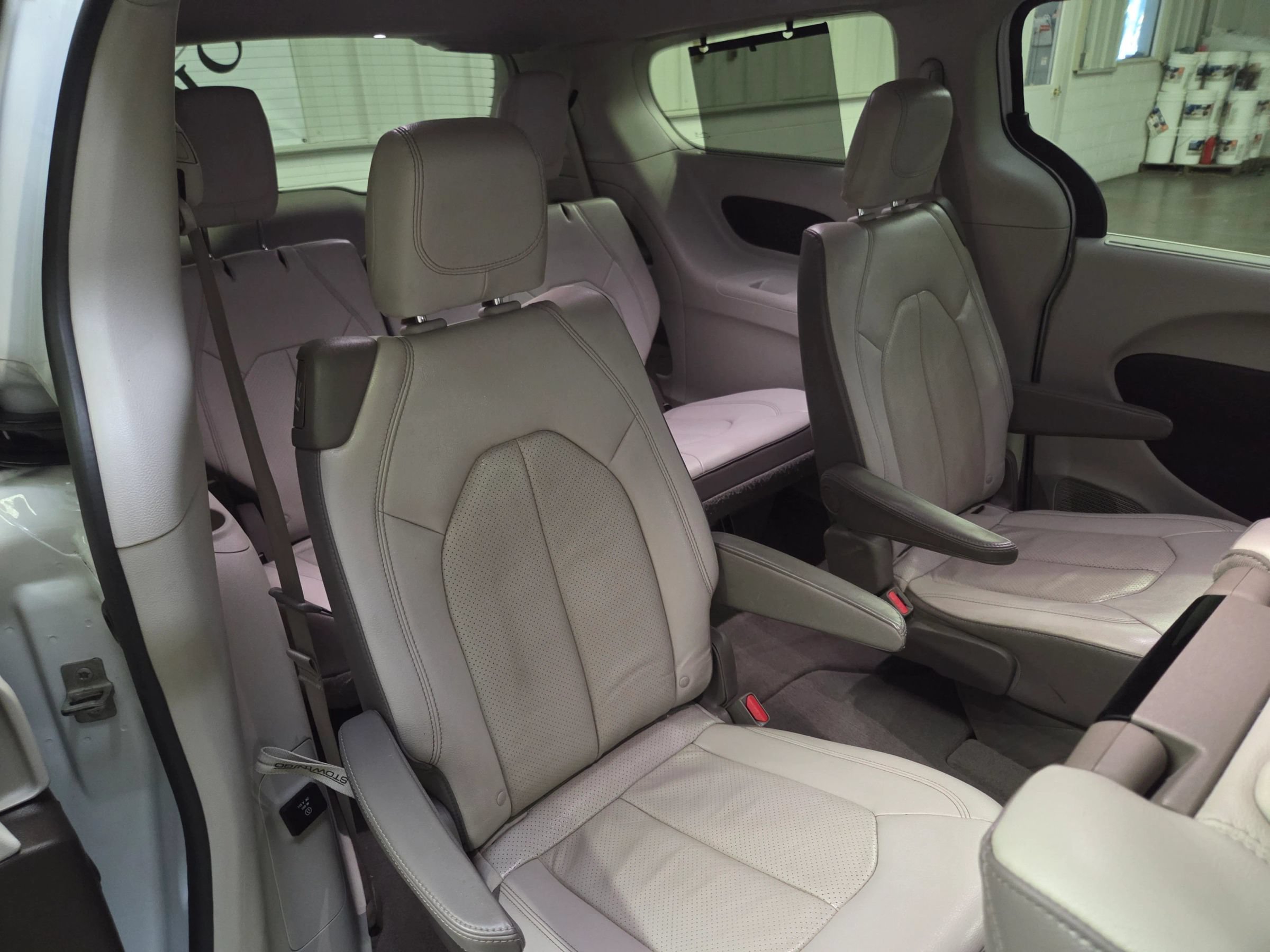 Used 2018 Chrysler Pacifica Touring-L Plus FWD image 34