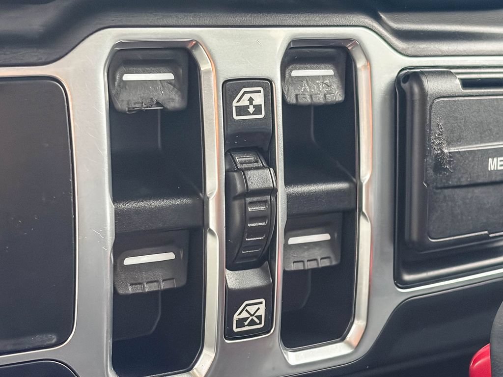 Used 2019 Jeep Wrangler Unlimited Sahara AWD/4WD image 29