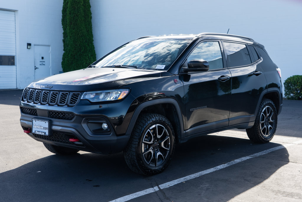 Used 2025 Jeep Compass Trailhawk AWD/4WD image 3