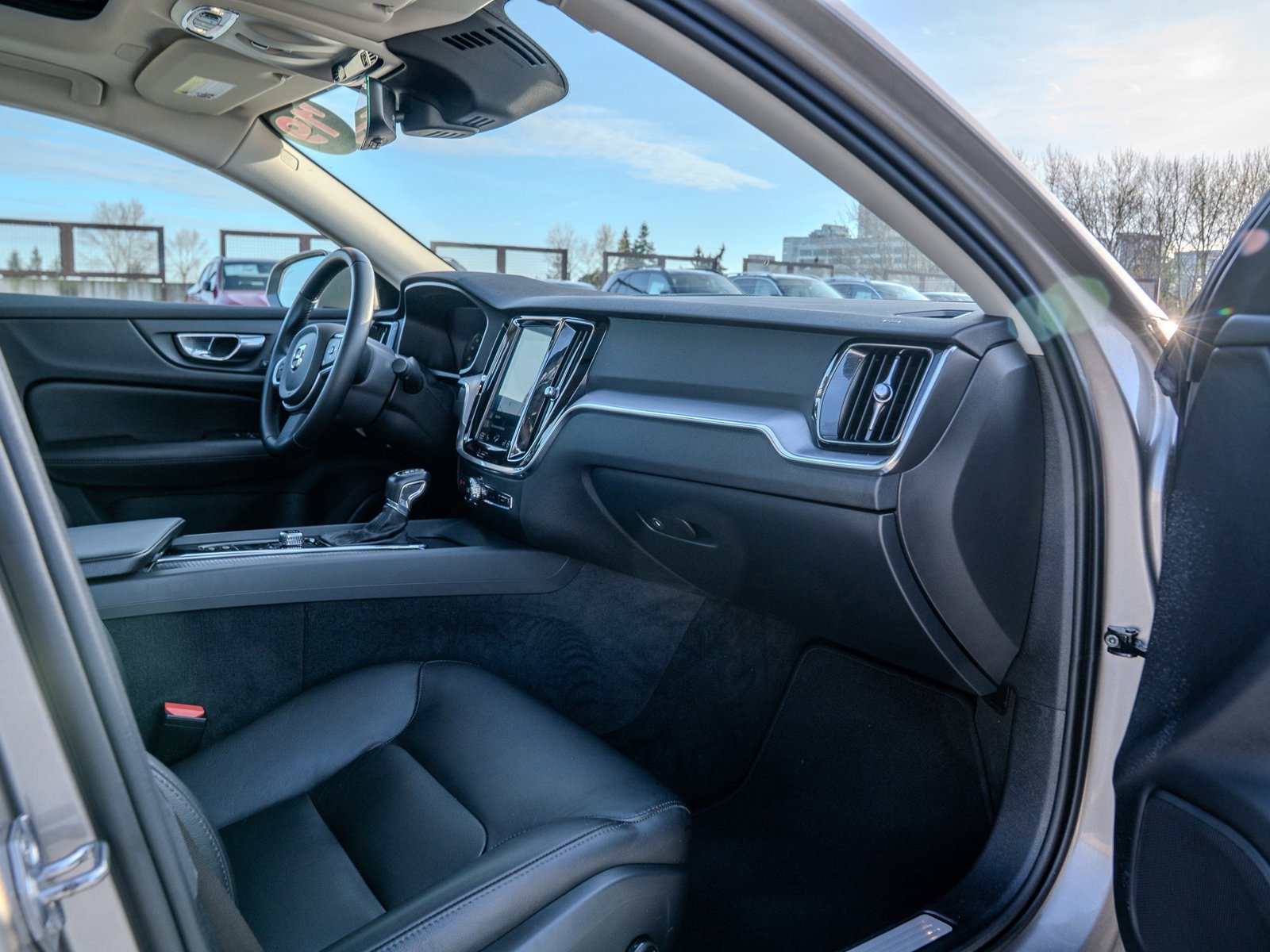 Used 2019 Volvo S60 T6 Momentum w/ Multimedia Package image 29