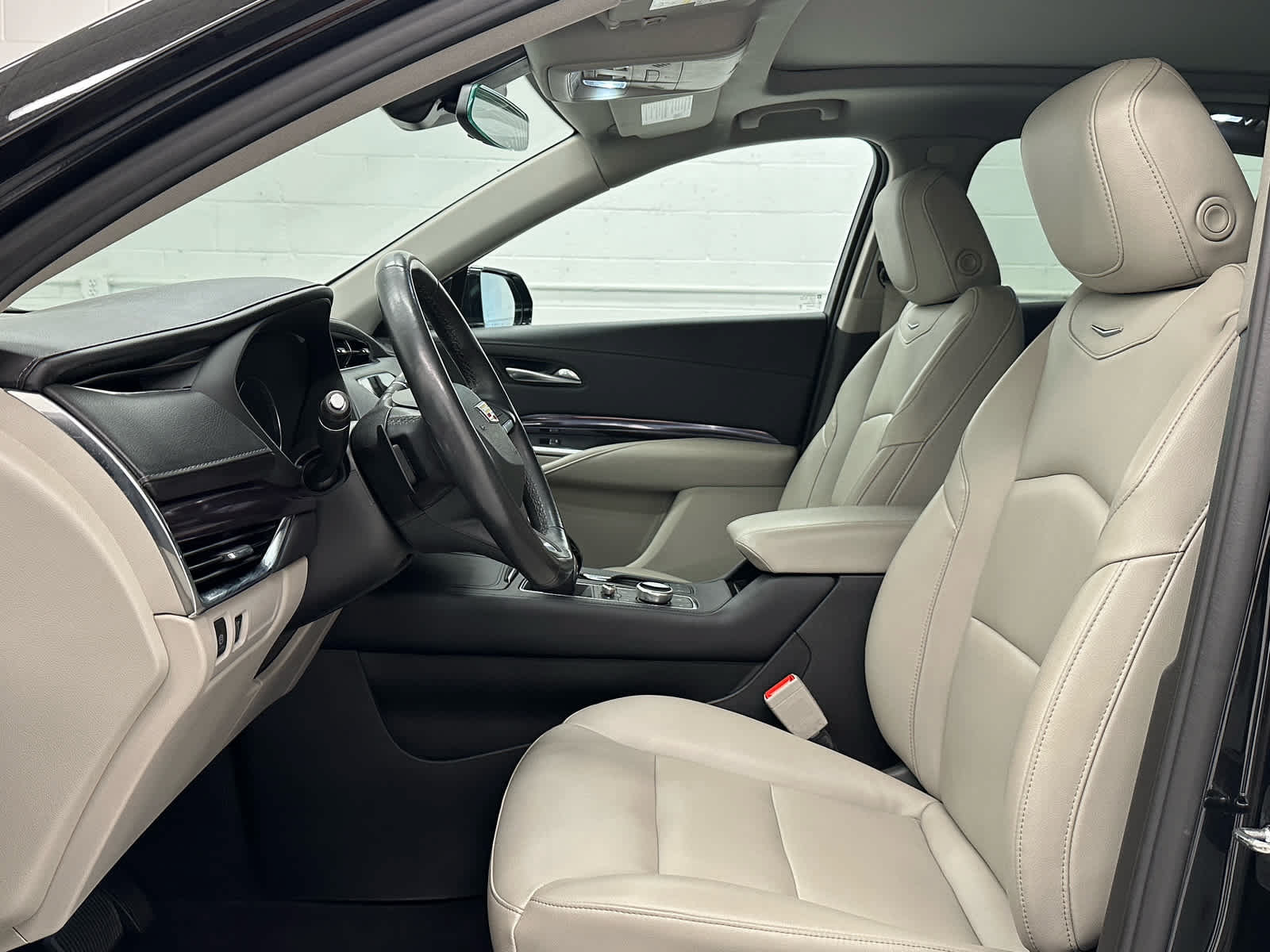 Used 2023 Cadillac XT4 Luxury w/ Cold Weather Package AWD/4WD image 11