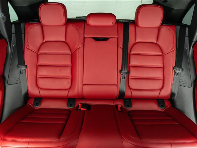 Certified 2026 Porsche Macan GTS AWD/4WD image 32