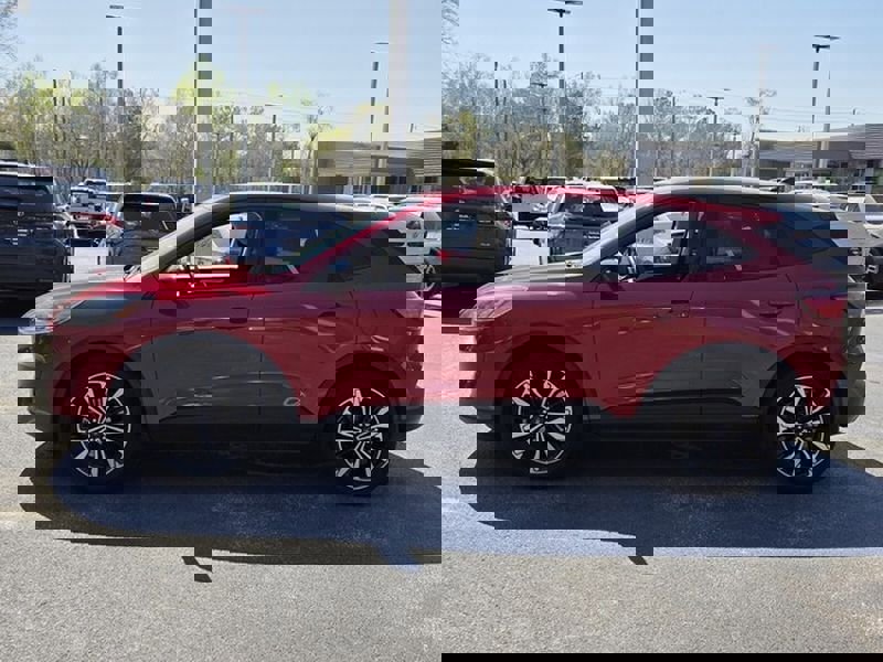 Used 2022 Ford Escape SE w/ SE Sport Appearance Package image 5