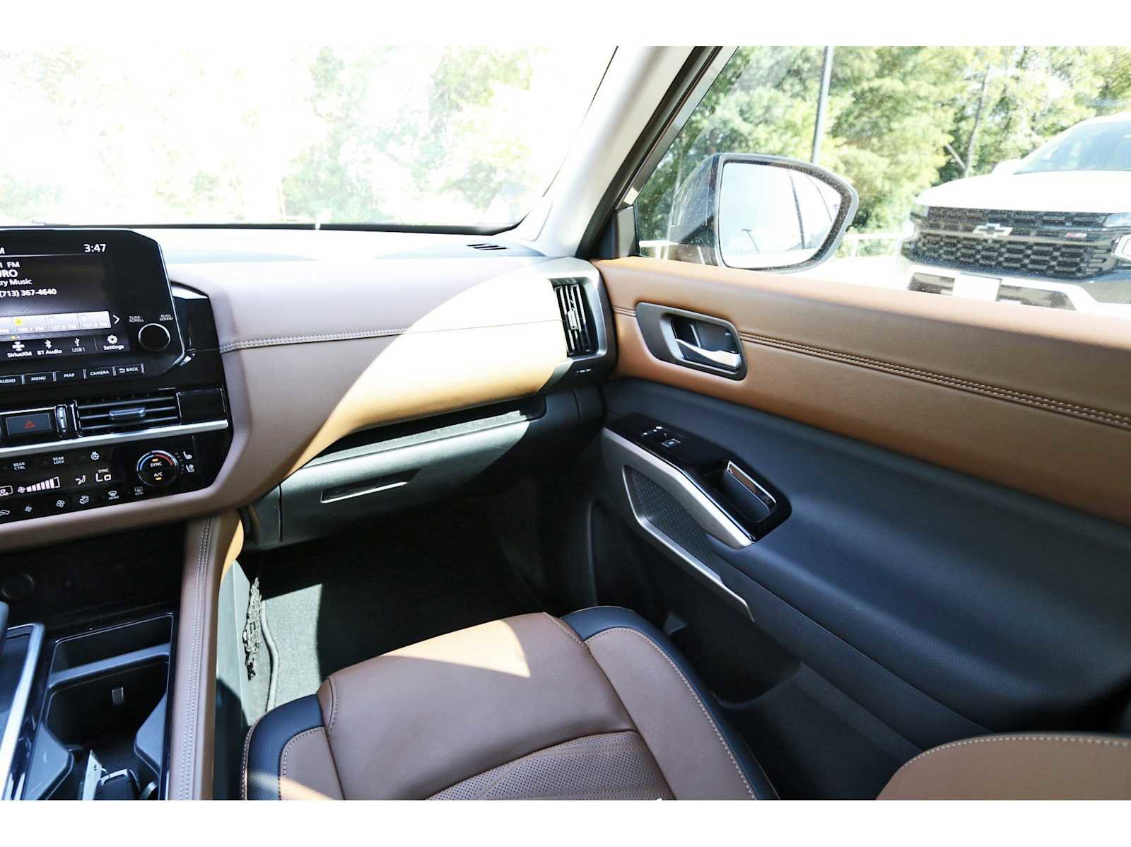Used 2025 Nissan Pathfinder Platinum w/ Cargo Package image 9