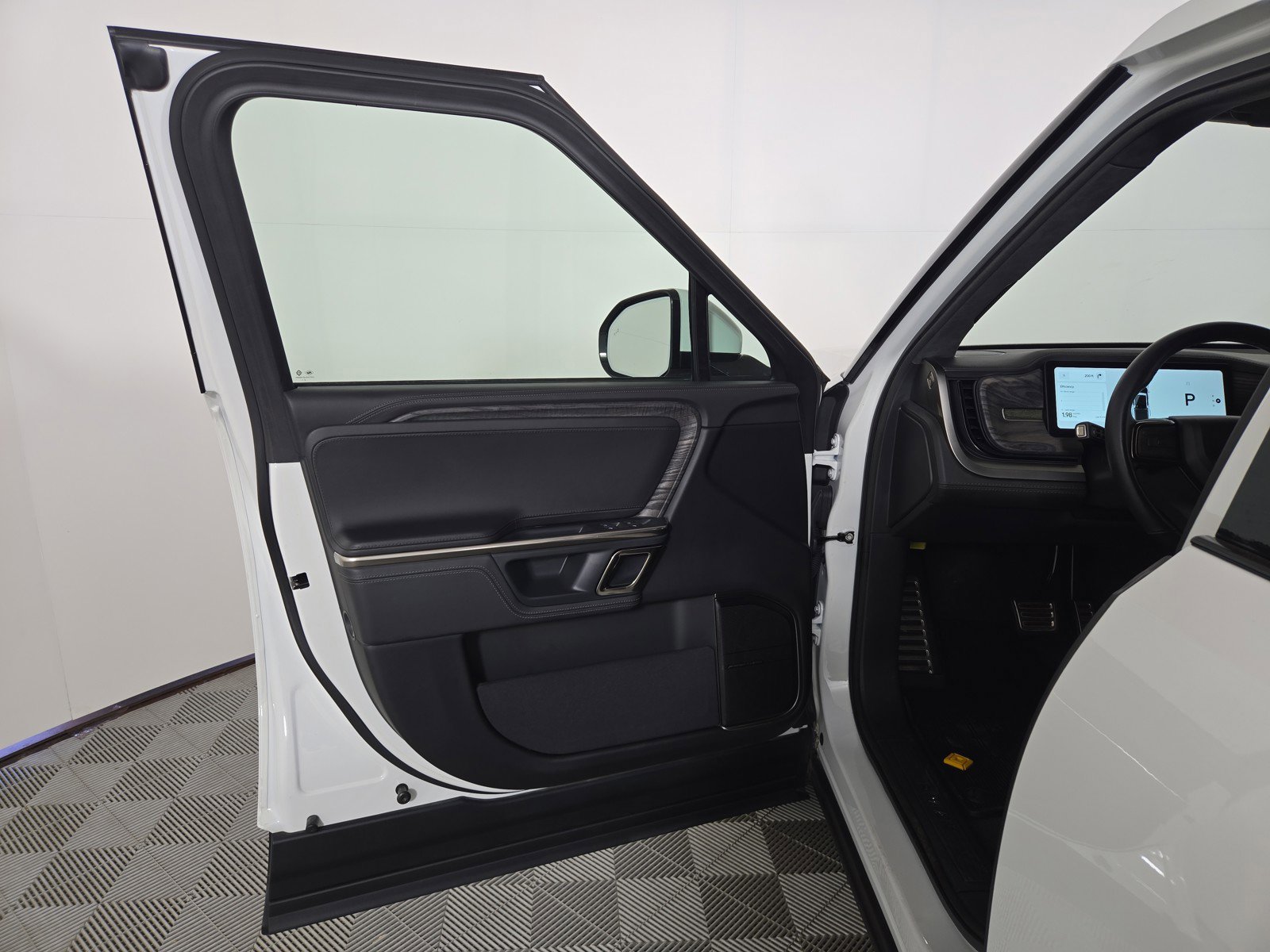 Used 2022 Rivian R1T Adventure image 16