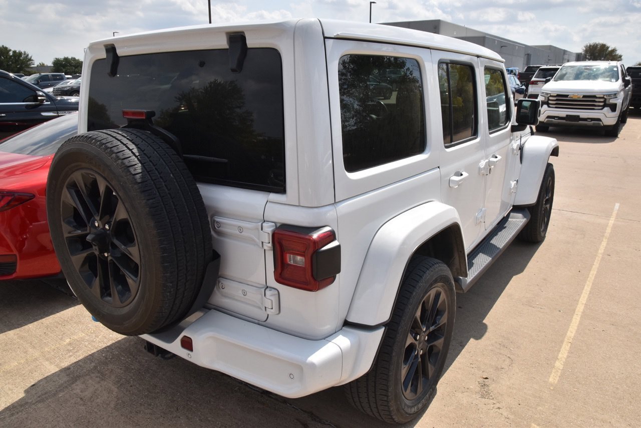 Used 2021 Jeep Wrangler Unlimited Sahara AWD/4WD image 5