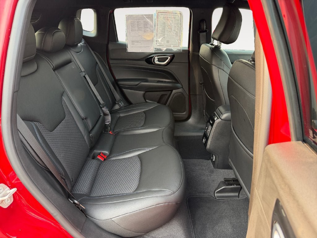Used 2025 Jeep Compass Latitude w/ Altitude Special Edition AWD/4WD image 24