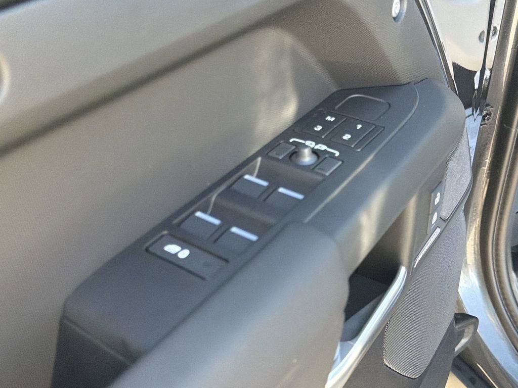 Used 2025 Land Rover Defender 110 S image 21