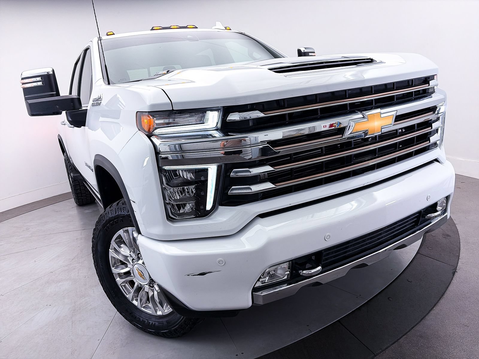 Used 2022 Chevrolet Silverado 3500 High Country w/ Safety Package II AWD/4WD image 4