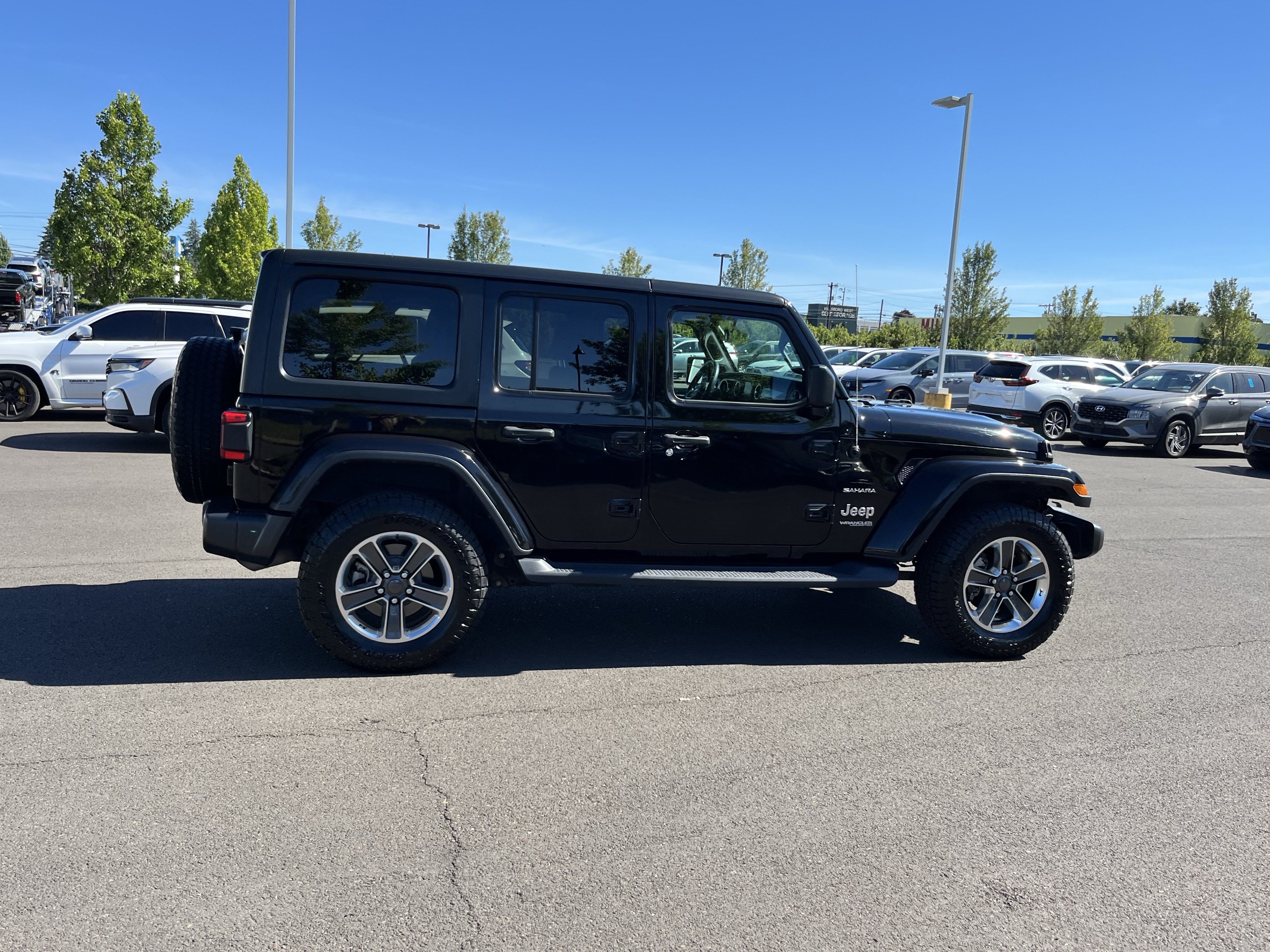Used 2018 Jeep Wrangler Unlimited Sahara w/ LED Lighting Group AWD/4WD image 6
