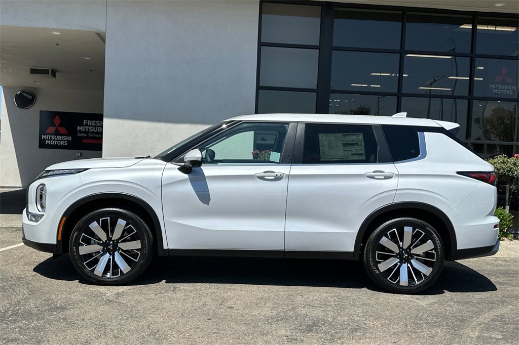 New 2025 Mitsubishi Outlander SE image 8