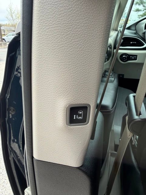 Used 2023 Chrysler Pacifica Touring-L FWD image 23