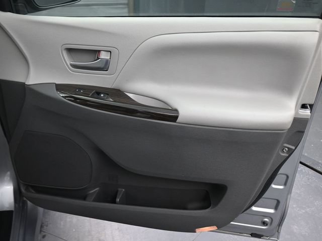 Used 2018 Toyota Sienna XLE FWD image 13