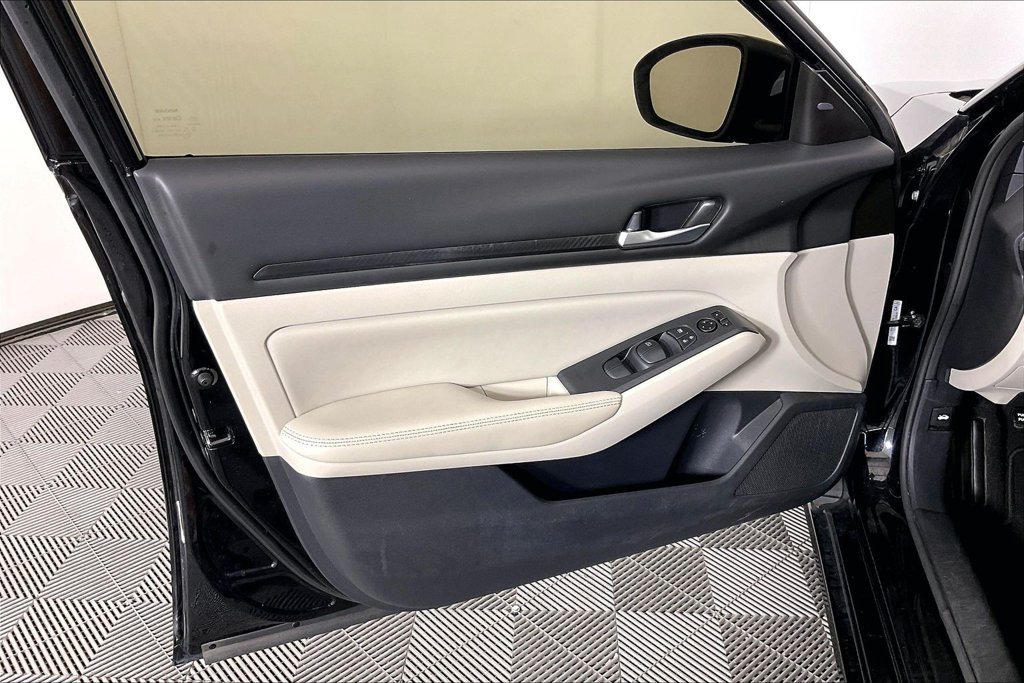 Used 2025 Nissan Altima 2.5 SV FWD image 19
