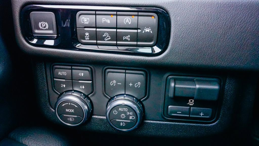 New 2026 GMC Yukon Denali w/ Sun & Power Step Package image 18