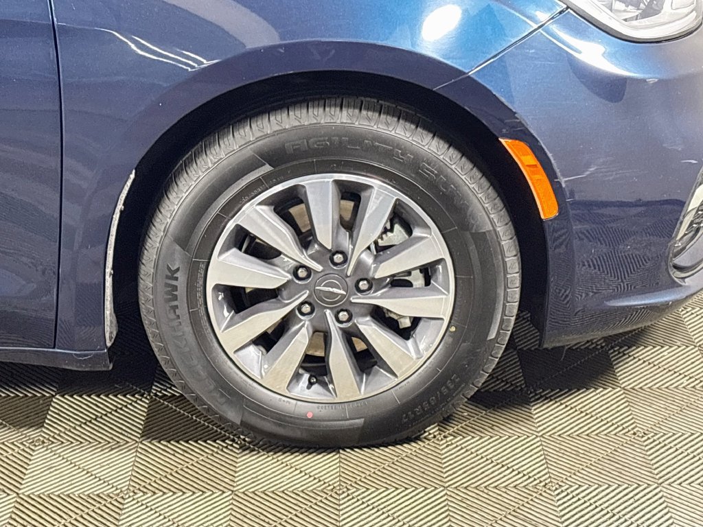 Used 2023 Chrysler Pacifica Limited FWD image 22