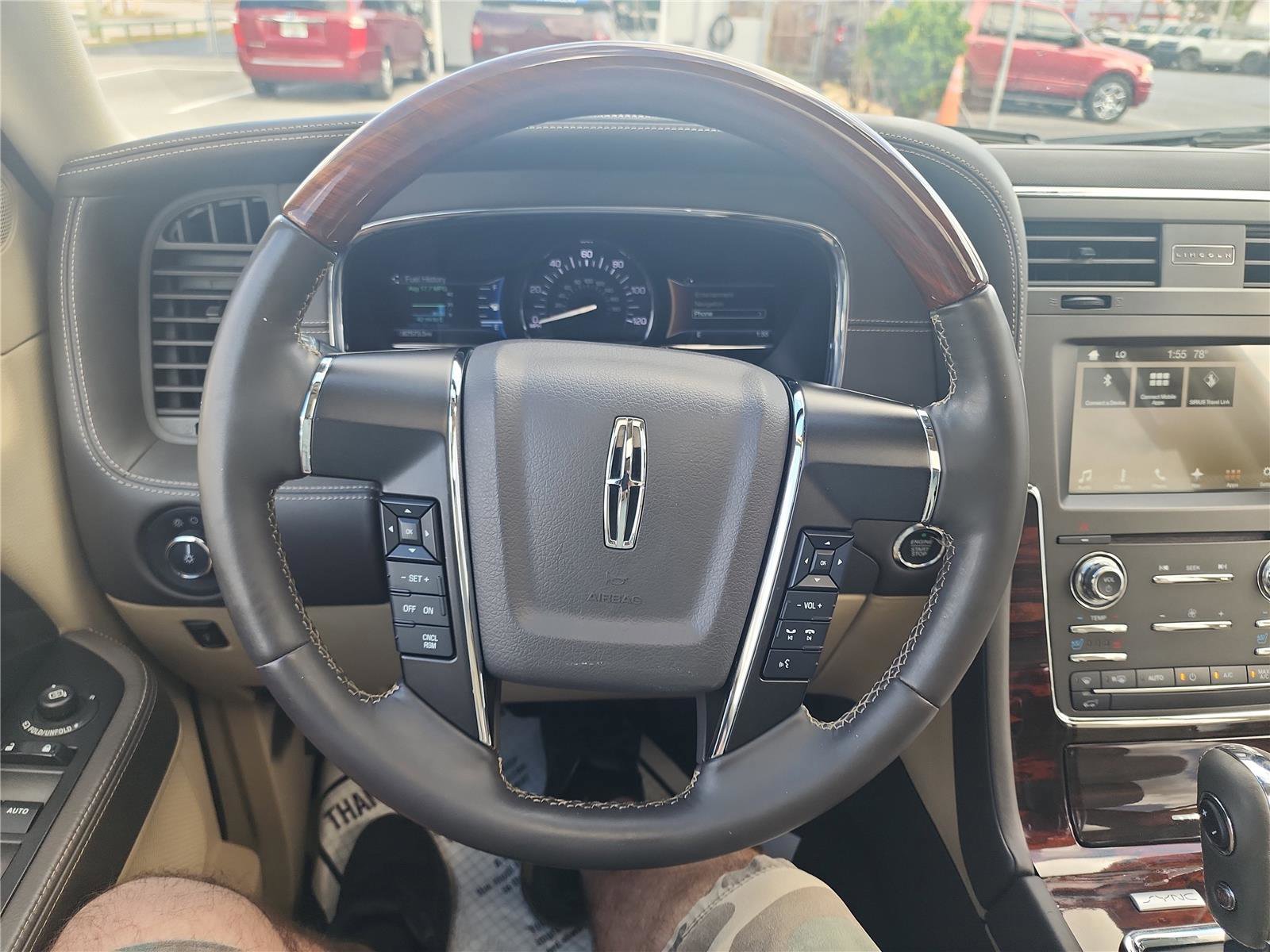 Used 2017 Lincoln Navigator Reserve image 38