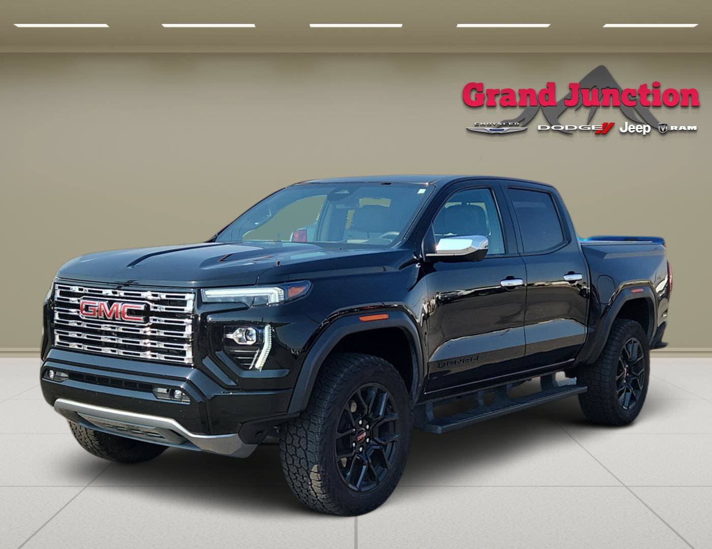 Used 2023 GMC Canyon Denali w/ Denali Black Edition AWD/4WD image 3