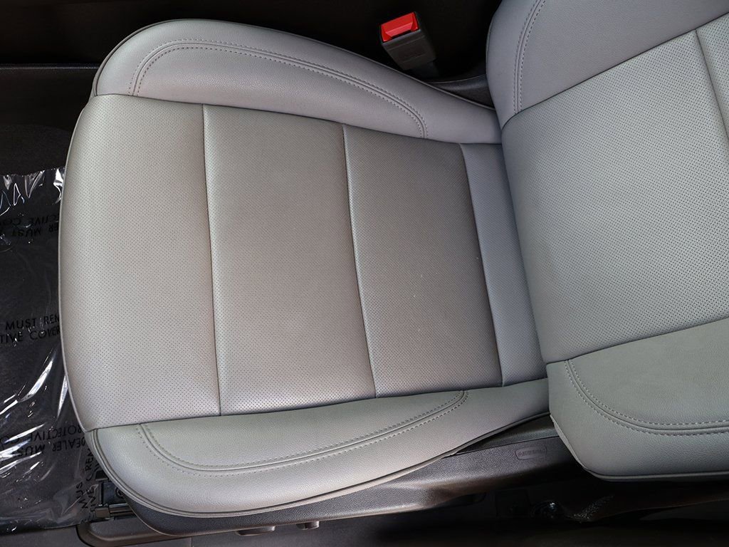 Used 2024 GMC Yukon SLT w/ SLT Luxury Package RWD image 30