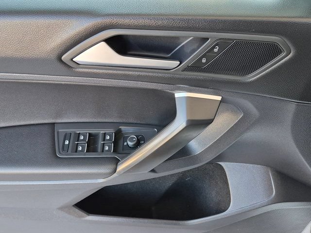 Used 2021 Volkswagen Tiguan SE FWD image 18