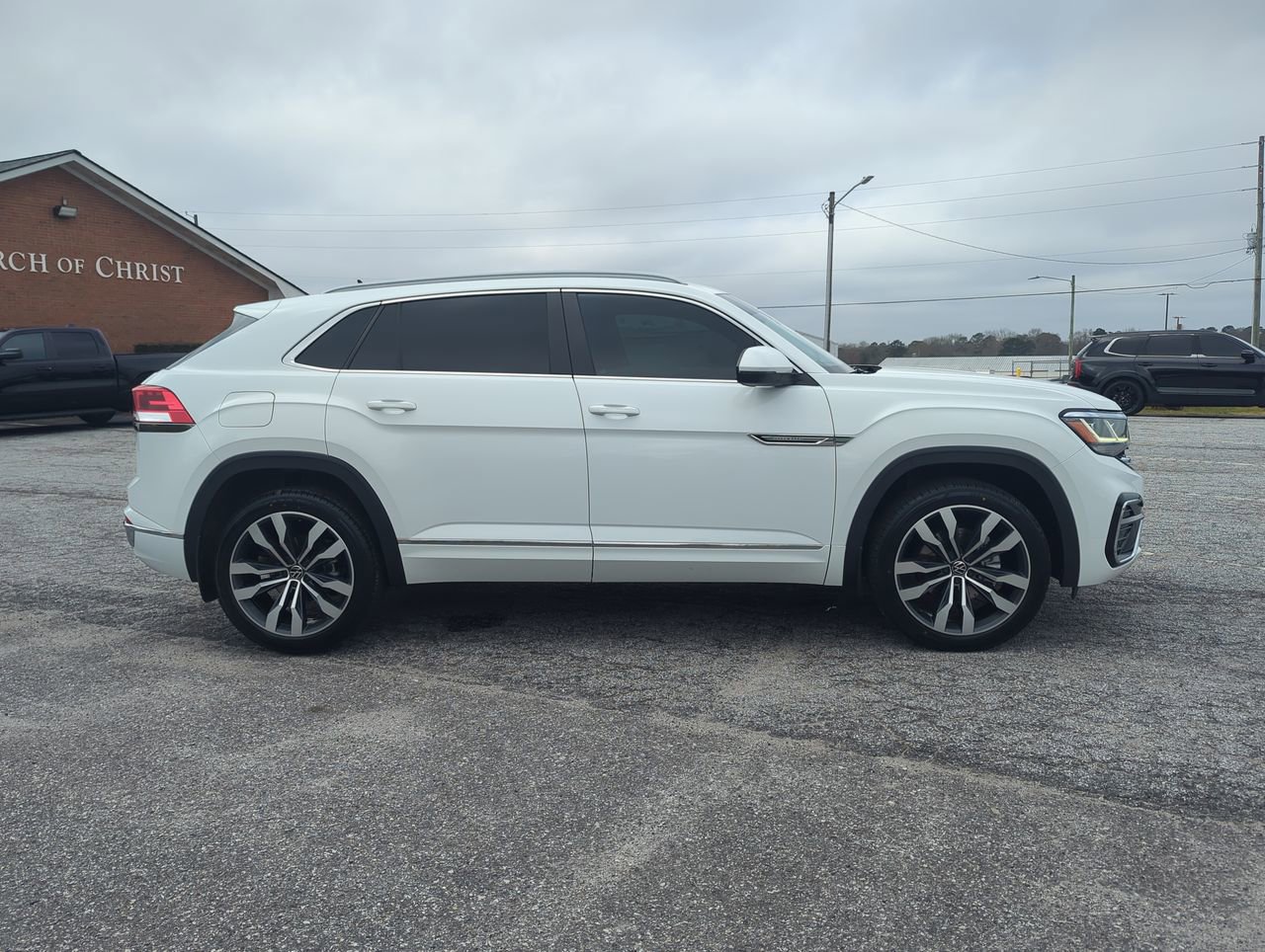 Used 2020 Volkswagen Atlas Cross Sport SEL R-Line image 2