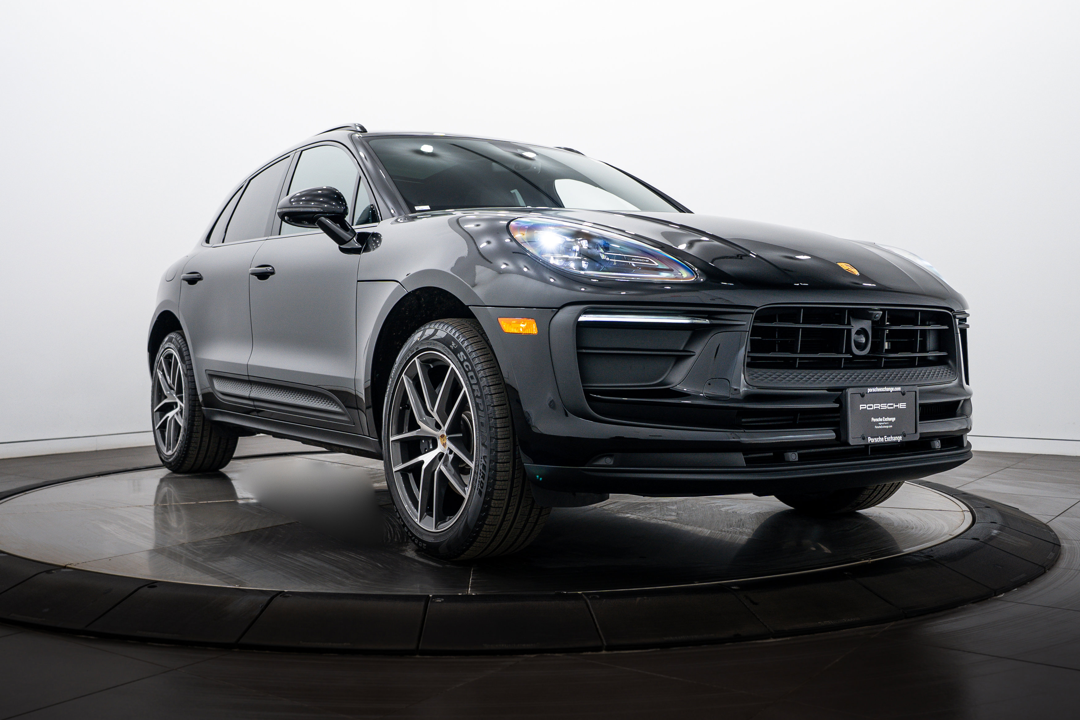 Certified 2026 Porsche Macan AWD/4WD image 9