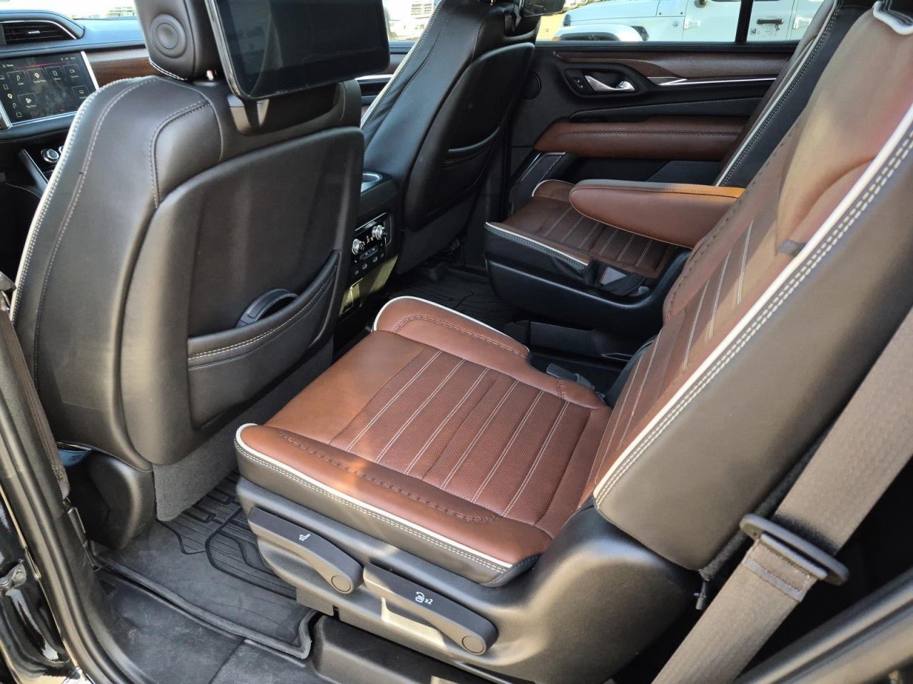 Used 2023 GMC Yukon Denali Ultimate w/ LPO, Floor Liner Package AWD/4WD image 17