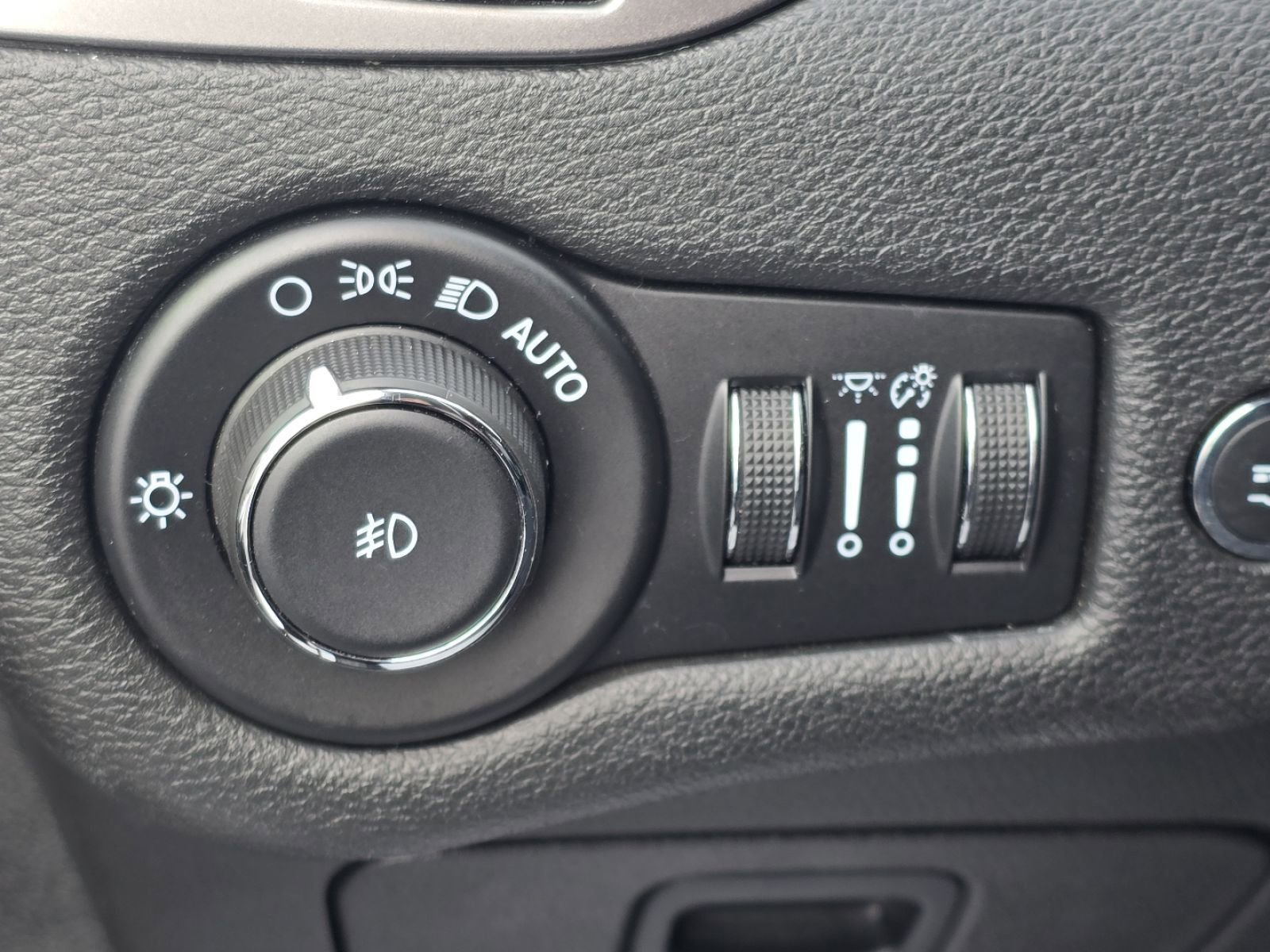 Used 2021 Jeep Cherokee Latitude Lux w/ Comfort/Convenience Group image 31