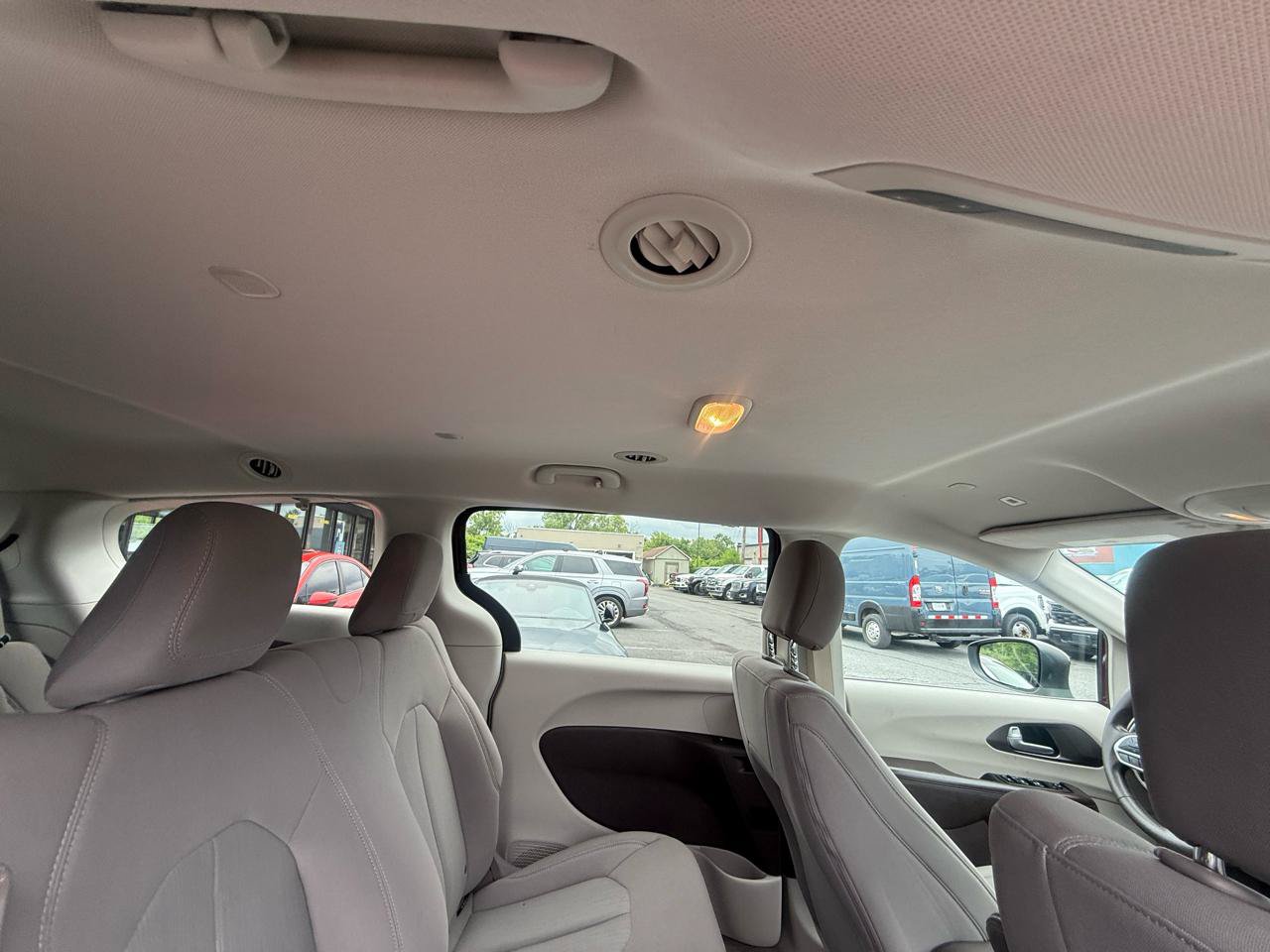 Used 2018 Chrysler Pacifica L FWD image 38