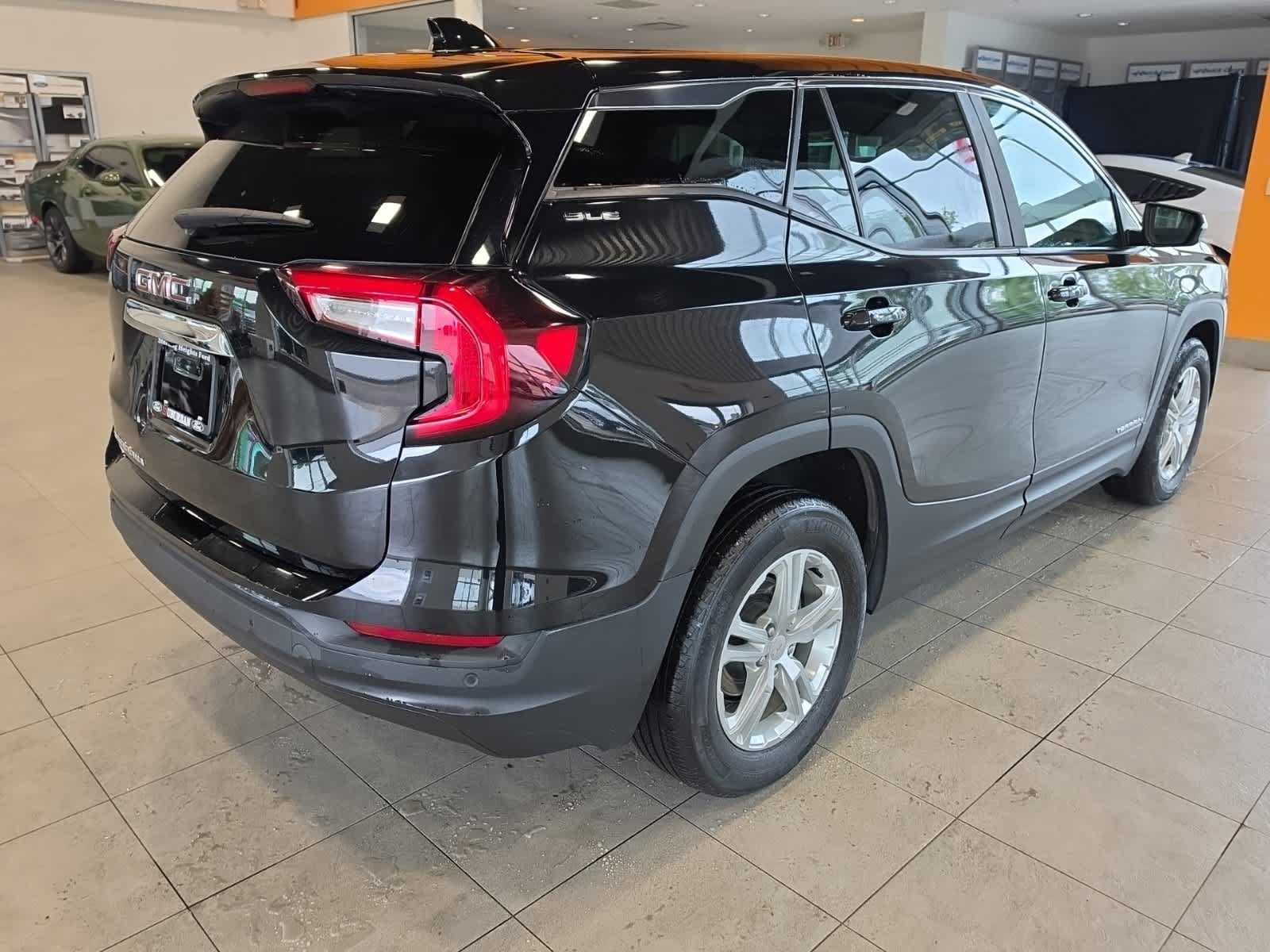 Used 2023 GMC Terrain SLE FWD image 8