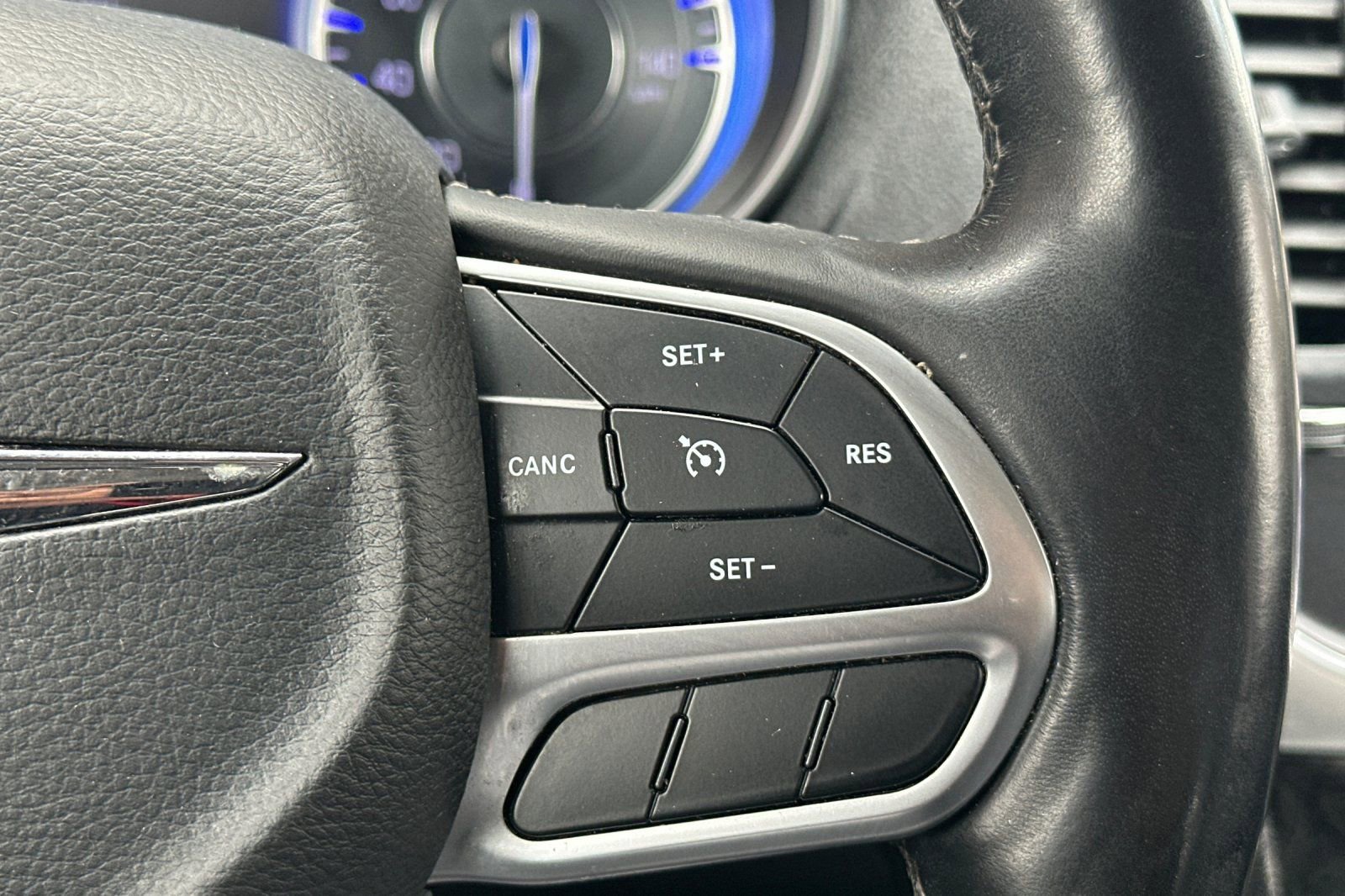 Used 2018 Chrysler 300 Limited image 31