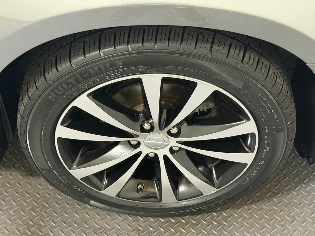 Used 2011 Chrysler 200 S FWD image 16