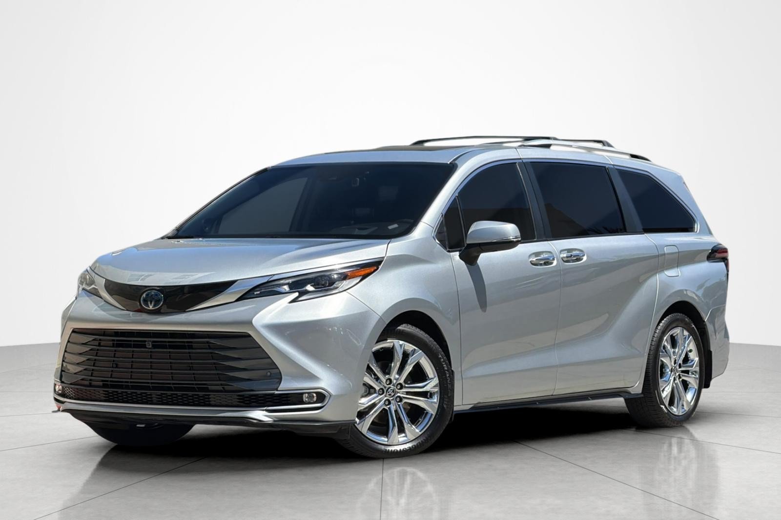 Used 2023 Toyota Sienna Platinum FWD image 1