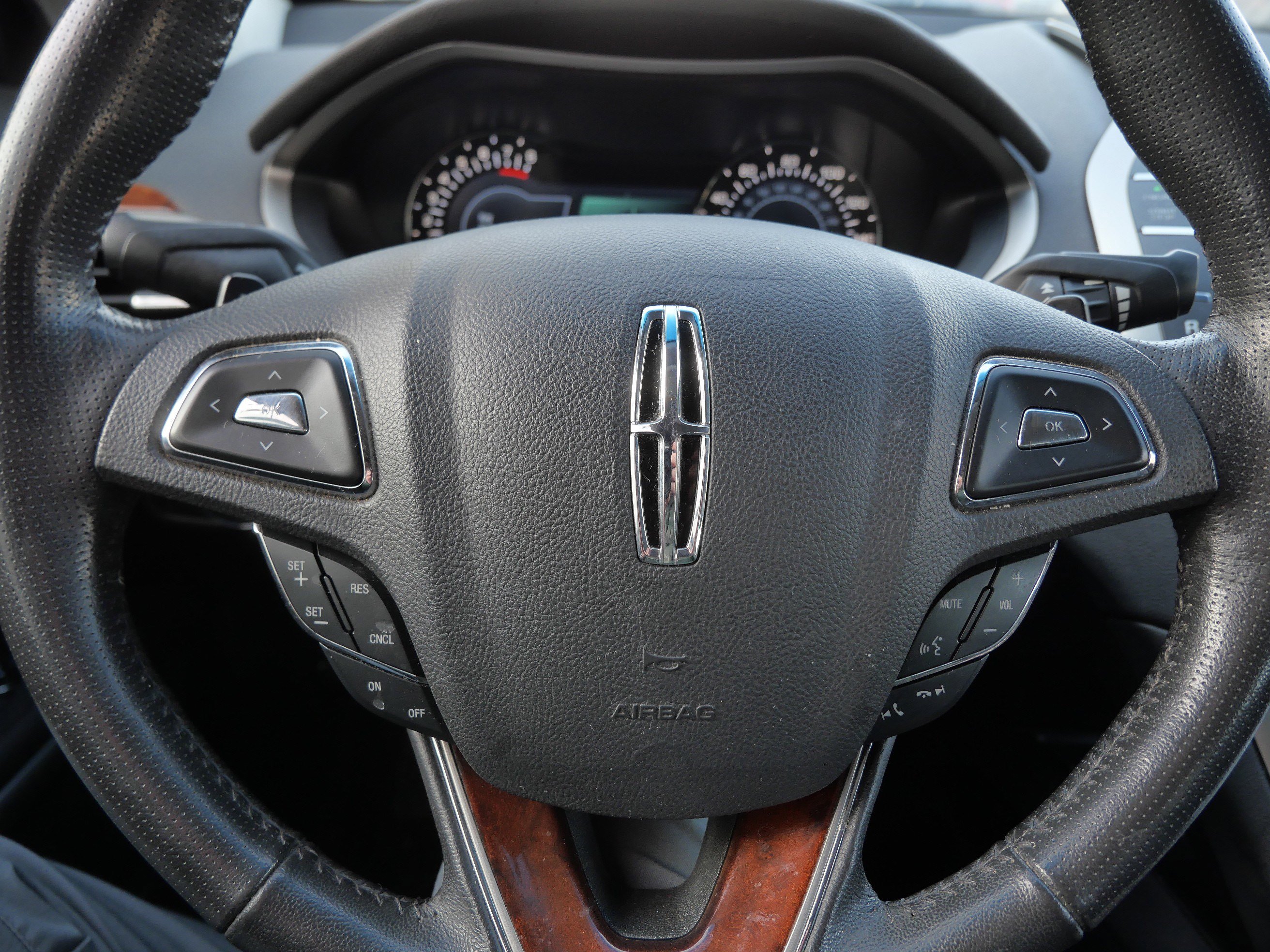 Used 2014 Lincoln MKZ image 23