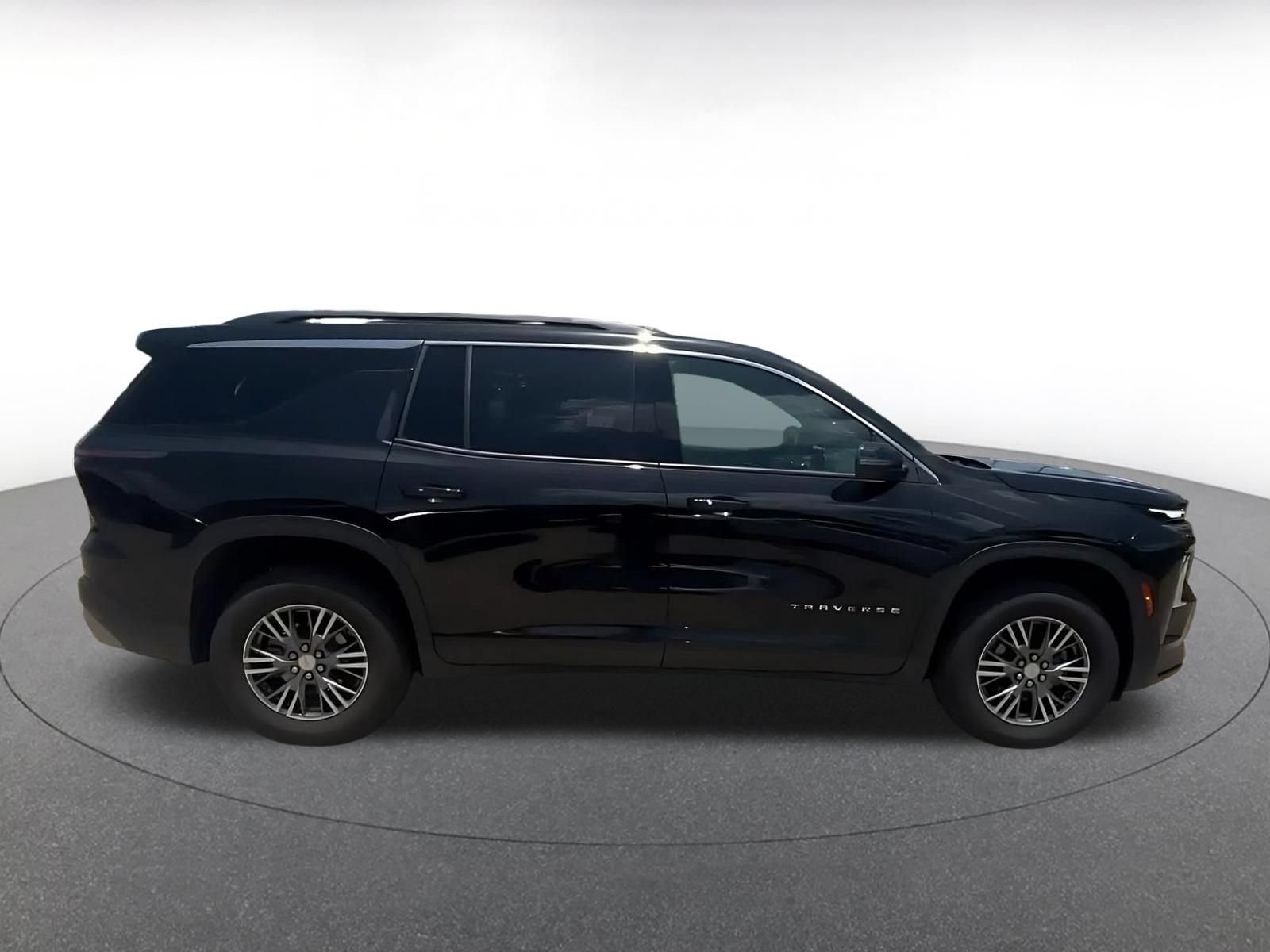 Used 2025 Chevrolet Traverse LT FWD image 16