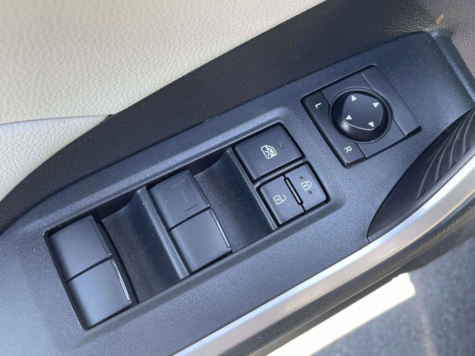 Used 2019 Toyota RAV4 XLE w/ Convenience Package FWD image 21