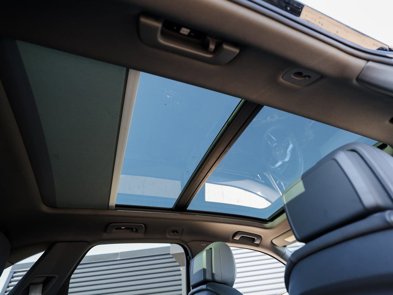 Certified 2023 Porsche Cayenne Platinum Edition image 30