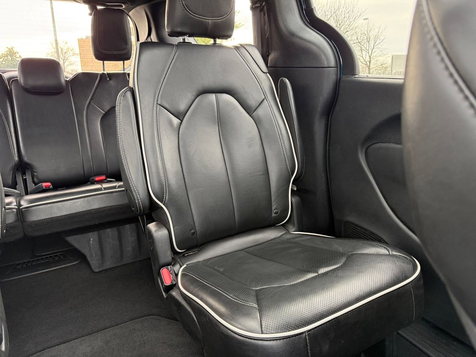 Used 2025 Chrysler Pacifica Limited image 42