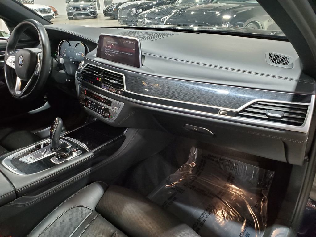 Used 2019 BMW 750i w/ Luxury Rear Seating Package image 15