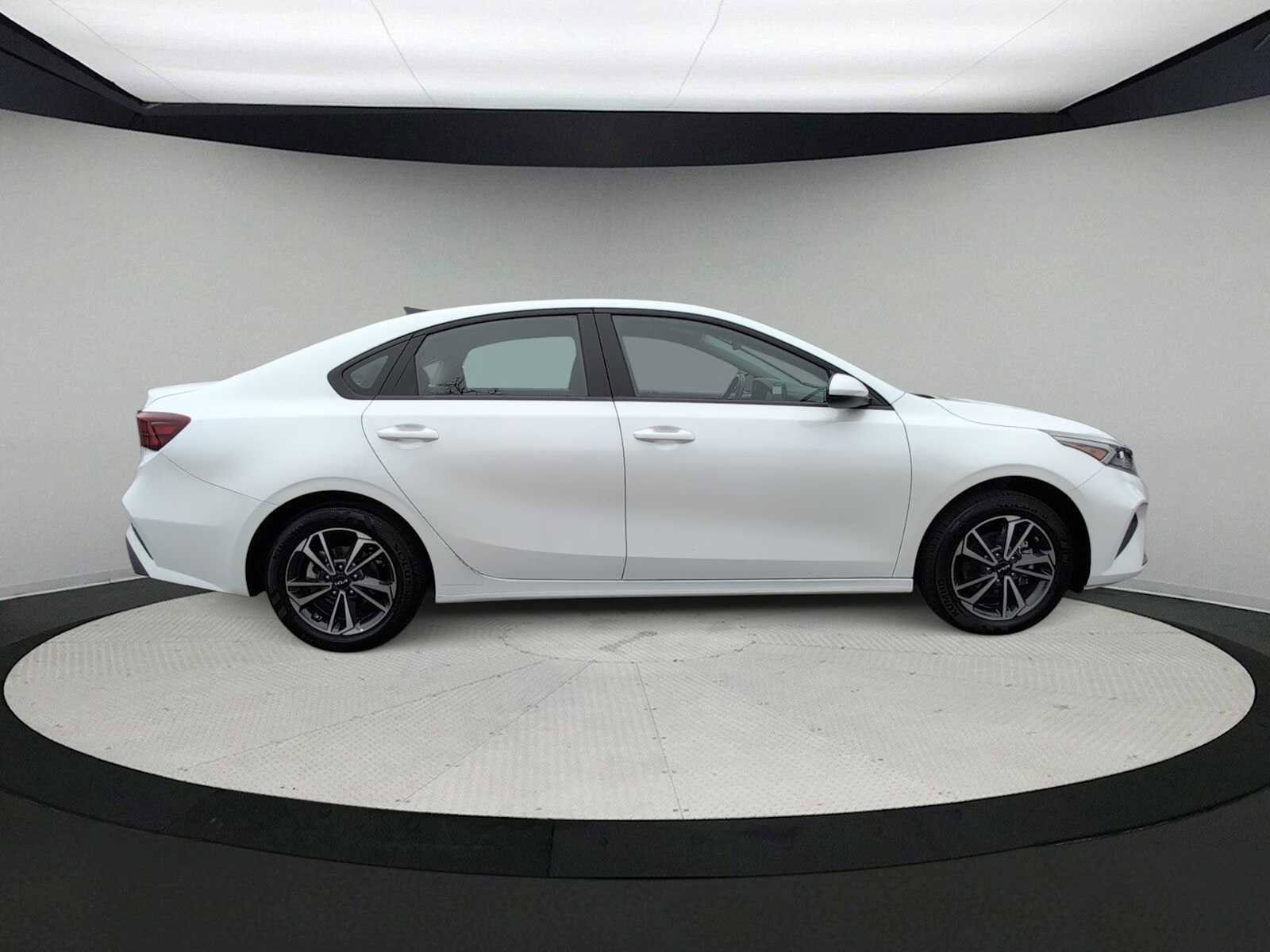 Used 2024 Kia Forte LXS image 9