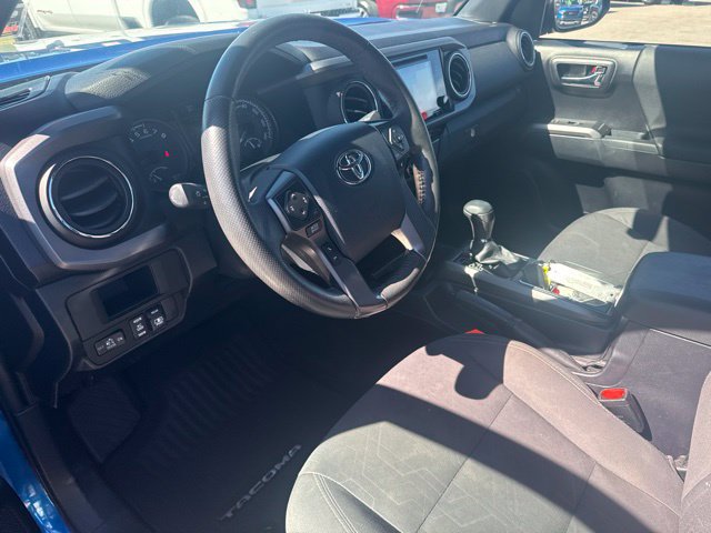 Used 2017 Toyota Tacoma TRD Off-Road w/ Premium & Technology Package AWD/4WD image 26