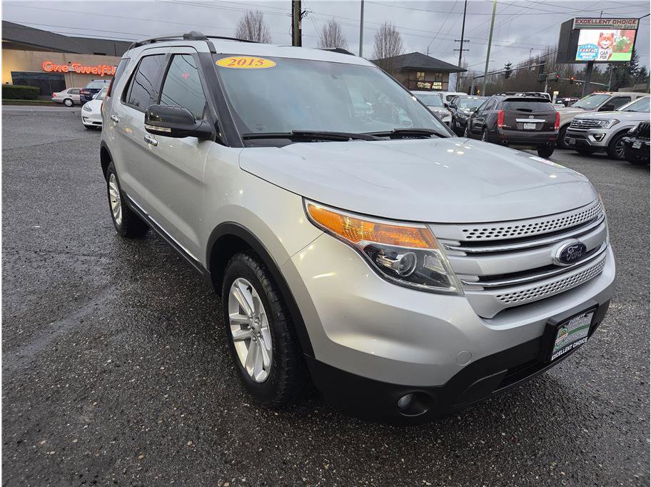 Used 2015 Ford Explorer XLT w/ Equipment Group 202B image 4