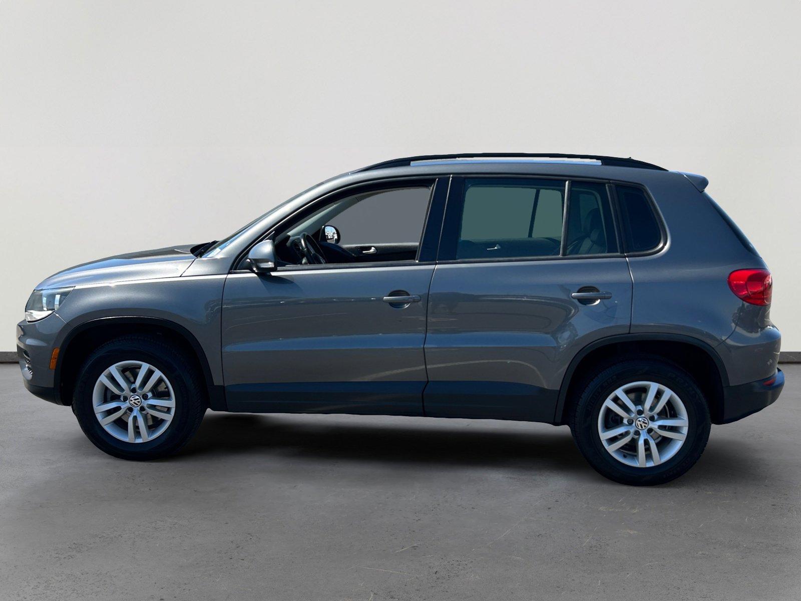 Used 2016 Volkswagen Tiguan S image 2