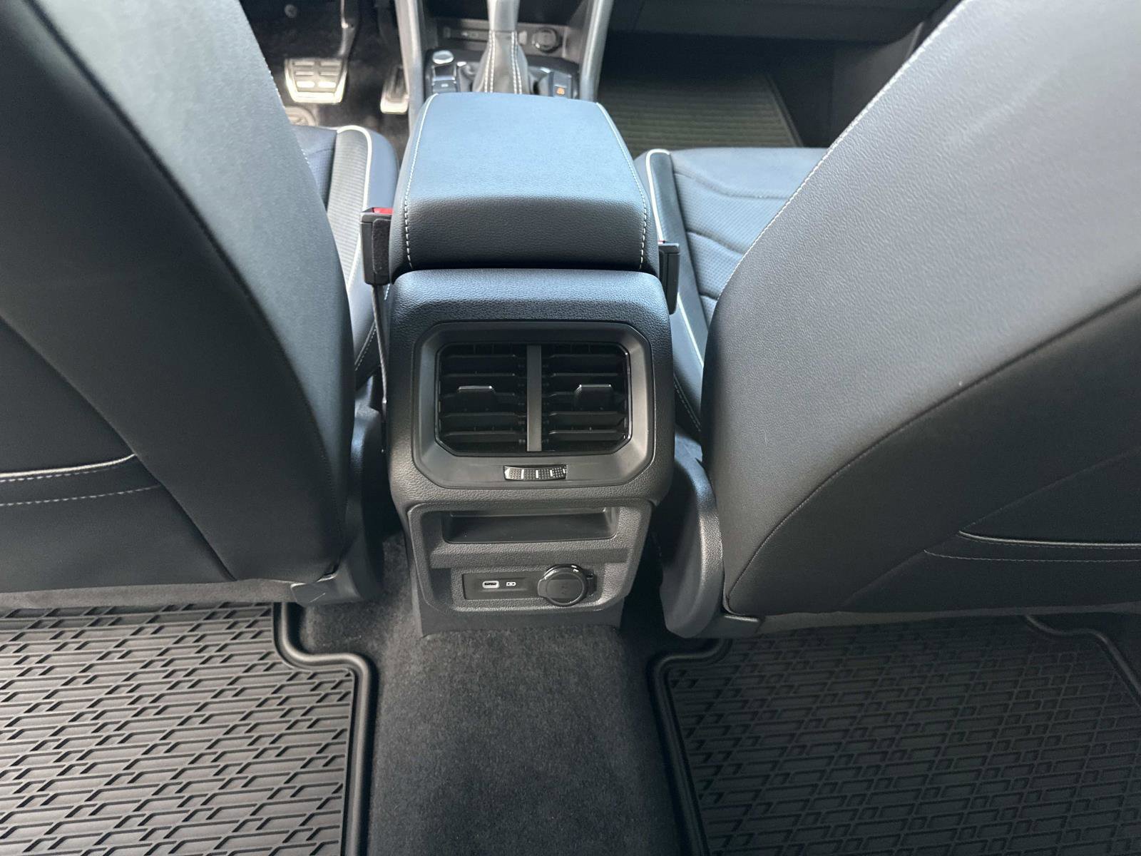 Used 2023 Volkswagen Tiguan SEL R-Line image 18