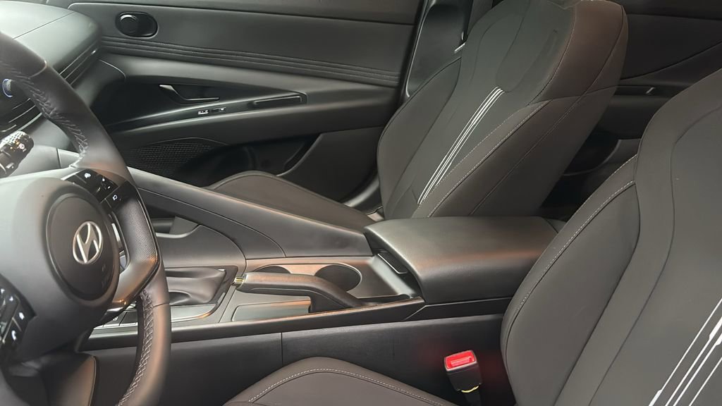 Used 2025 Hyundai Elantra Sport image 24